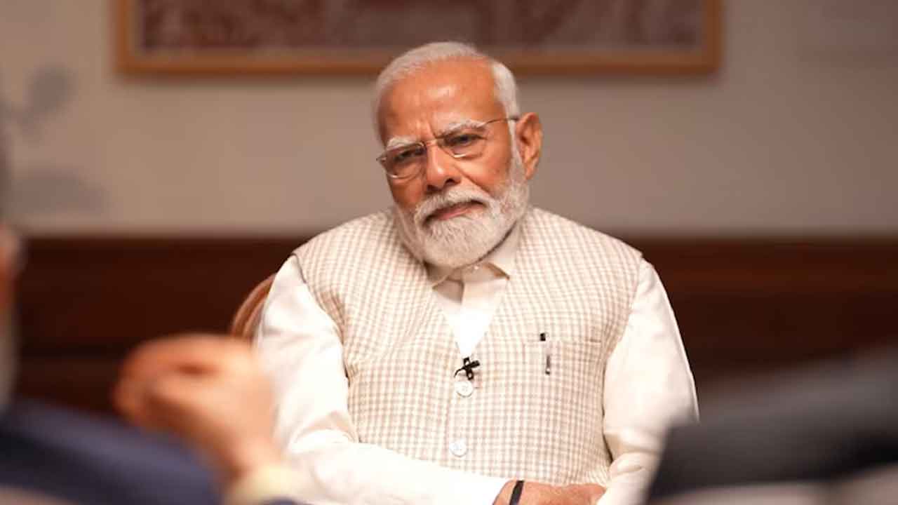 మోదీని ఆరేండ్లు అనర్హుడిగా ప్రకటించాలి