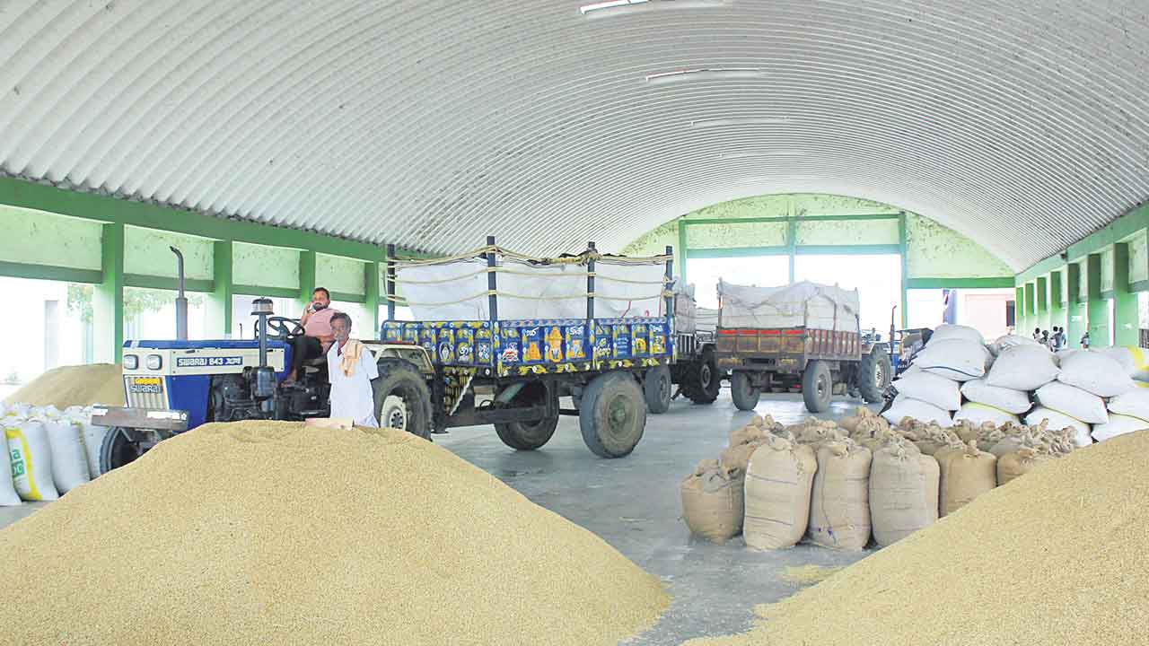 Telangana | మాపై కేసుల సంగతి తేలేదాకా వడ్లు కొనం: వ్యాపారులు