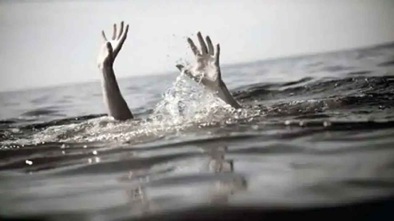 ఈతకు వెళ్లి తండ్రీ కొడుకులు మృతి
