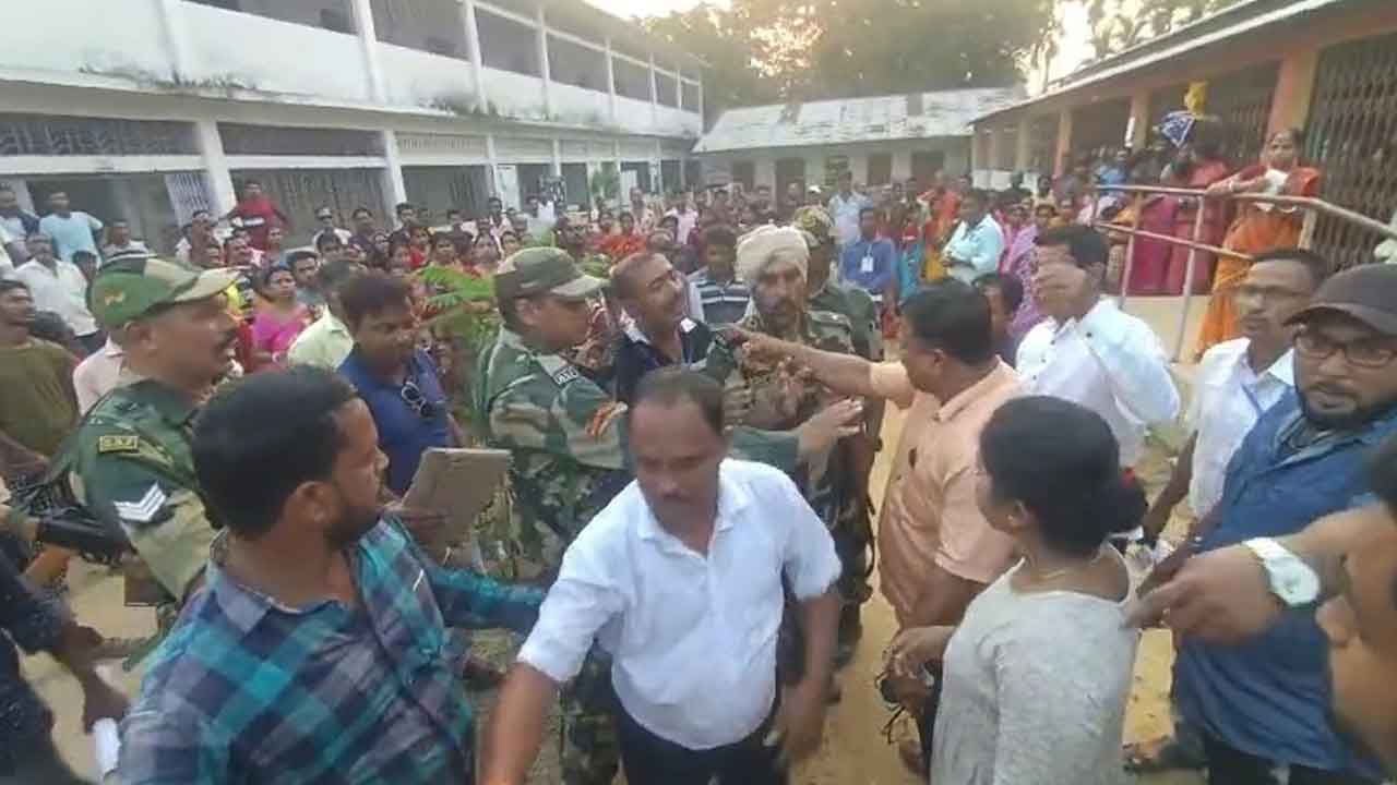 ఎన్నికల అధికారిపై బీజేపీ నేత దాడి