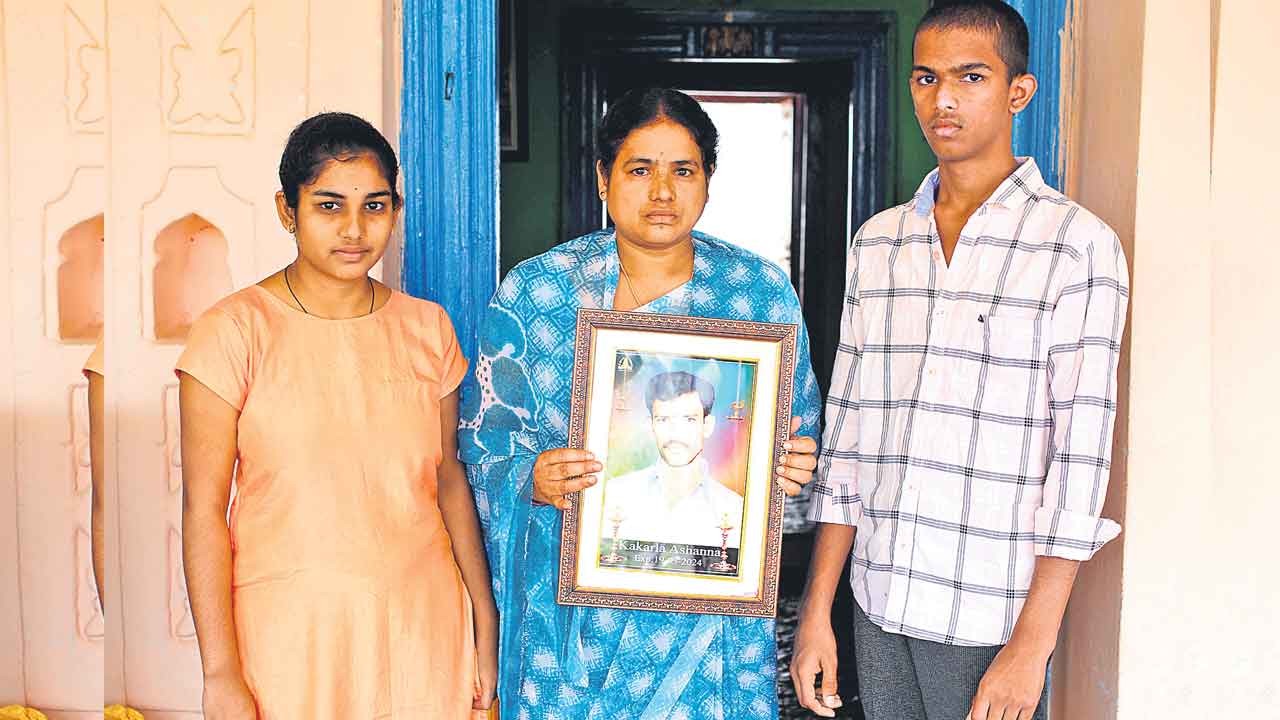 Adilabad | పంటలన్నీ మునిగి అప్పులన్నీ మిగిలి..!.. ఆశలు అడియాసలై ఆశన్న ఆత్మహత్య