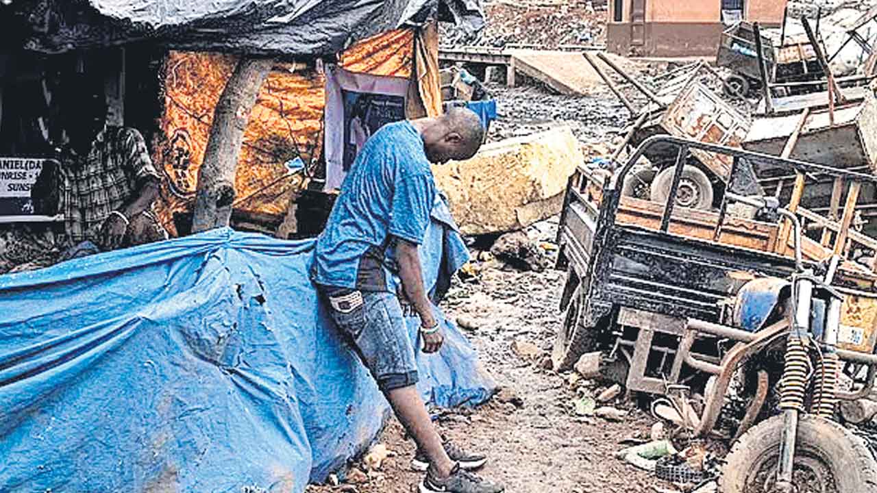 సమాధులు తవ్వి.. బొక్కలను జుర్రుకొని..