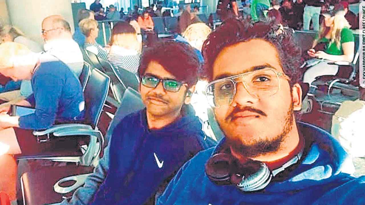 అమెరికాలో ఇద్దరు విద్యార్థుల దుర్మరణం