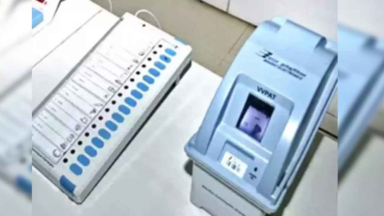 150 సెట్ల ఈవీఎంల మొరాయింపు