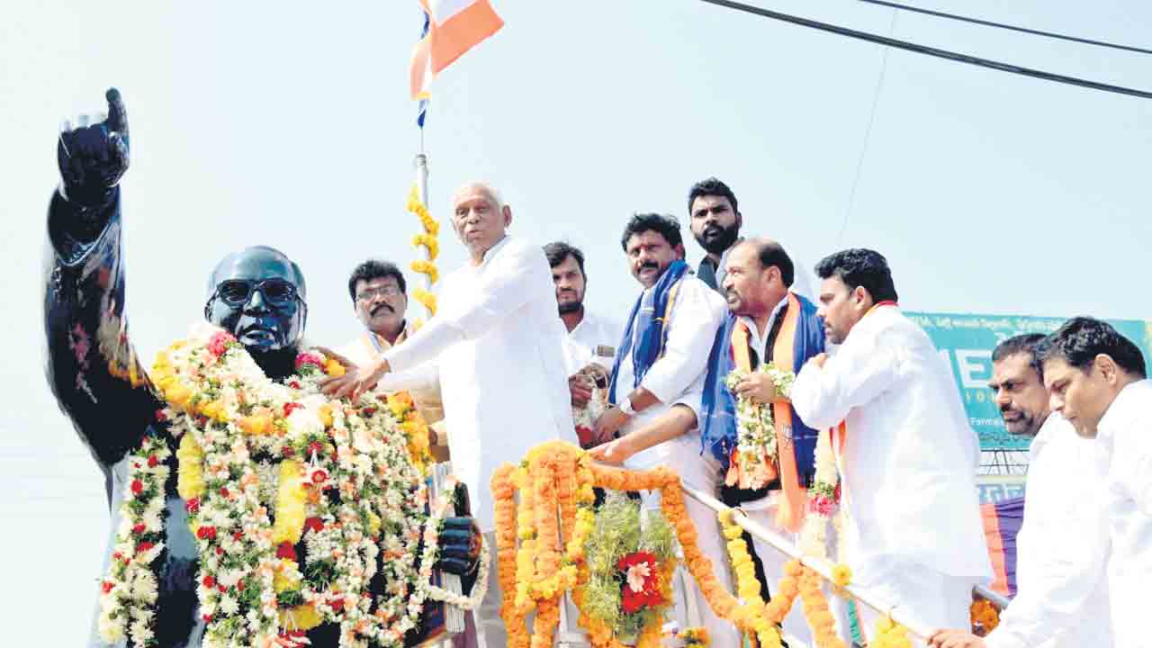 అంబేద్కర్‌కు ఘన నివాళి