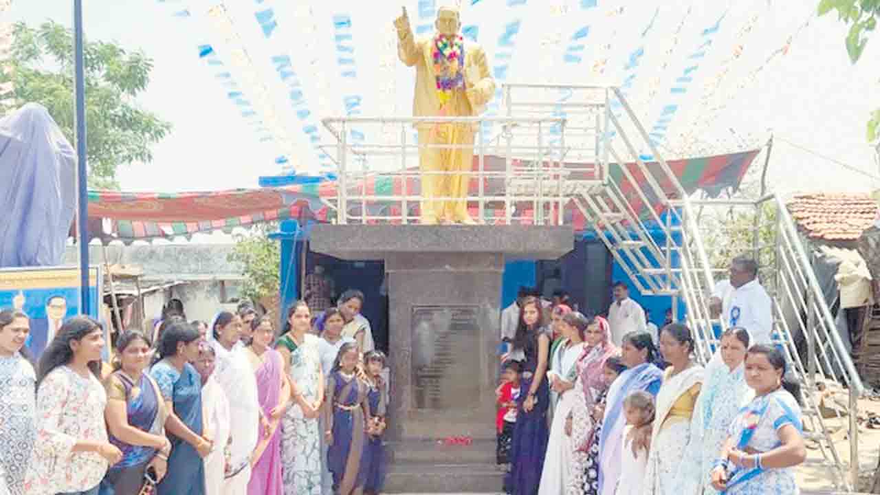 అంబేద్కర్‌ చూపిన మార్గంలో నడవాలి