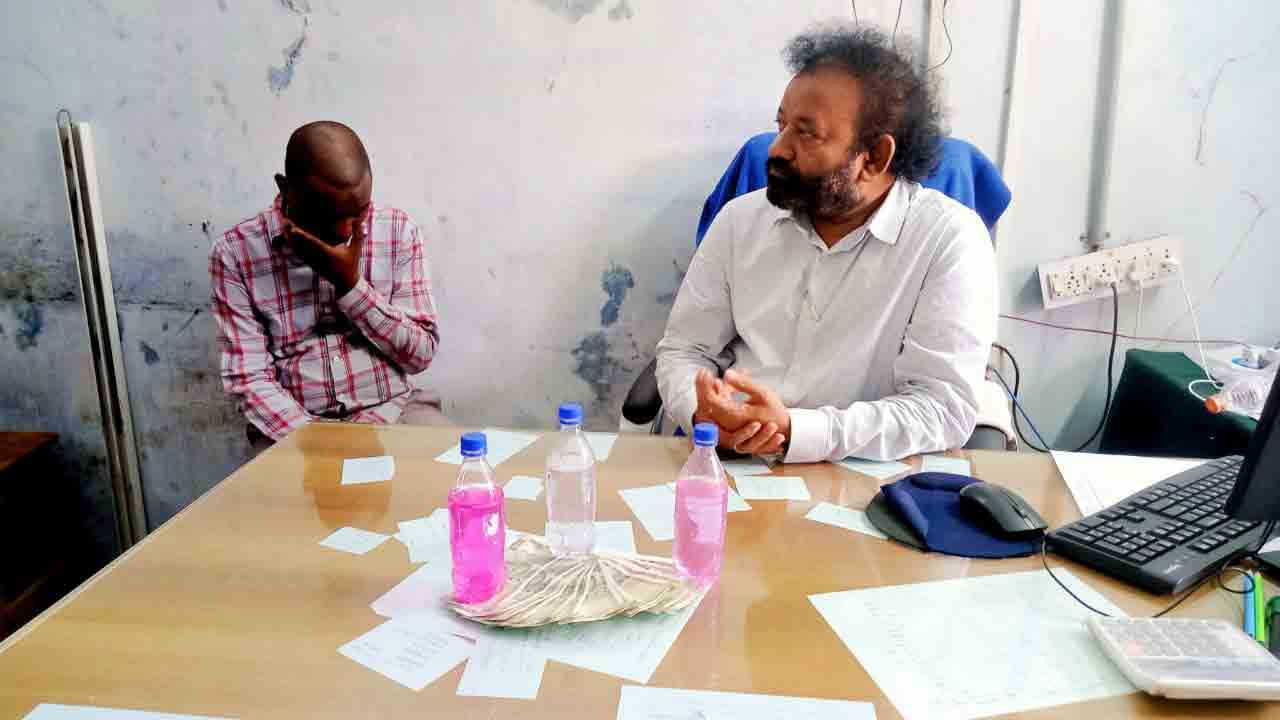 ACB Raids | లంచం తీసుకుంటూ ఏసీబీకి చిక్కిన ఇన్చార్జి సబ్ రిజిస్ట్రార్