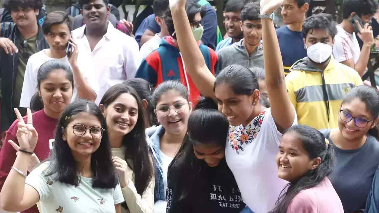 AP 10th Class Results | ఏపీ పదో తరగతి పరీక్షల్లో బాలికలదే పైచేయి.. 84.69 శాతం ఉత్తీర్ణత