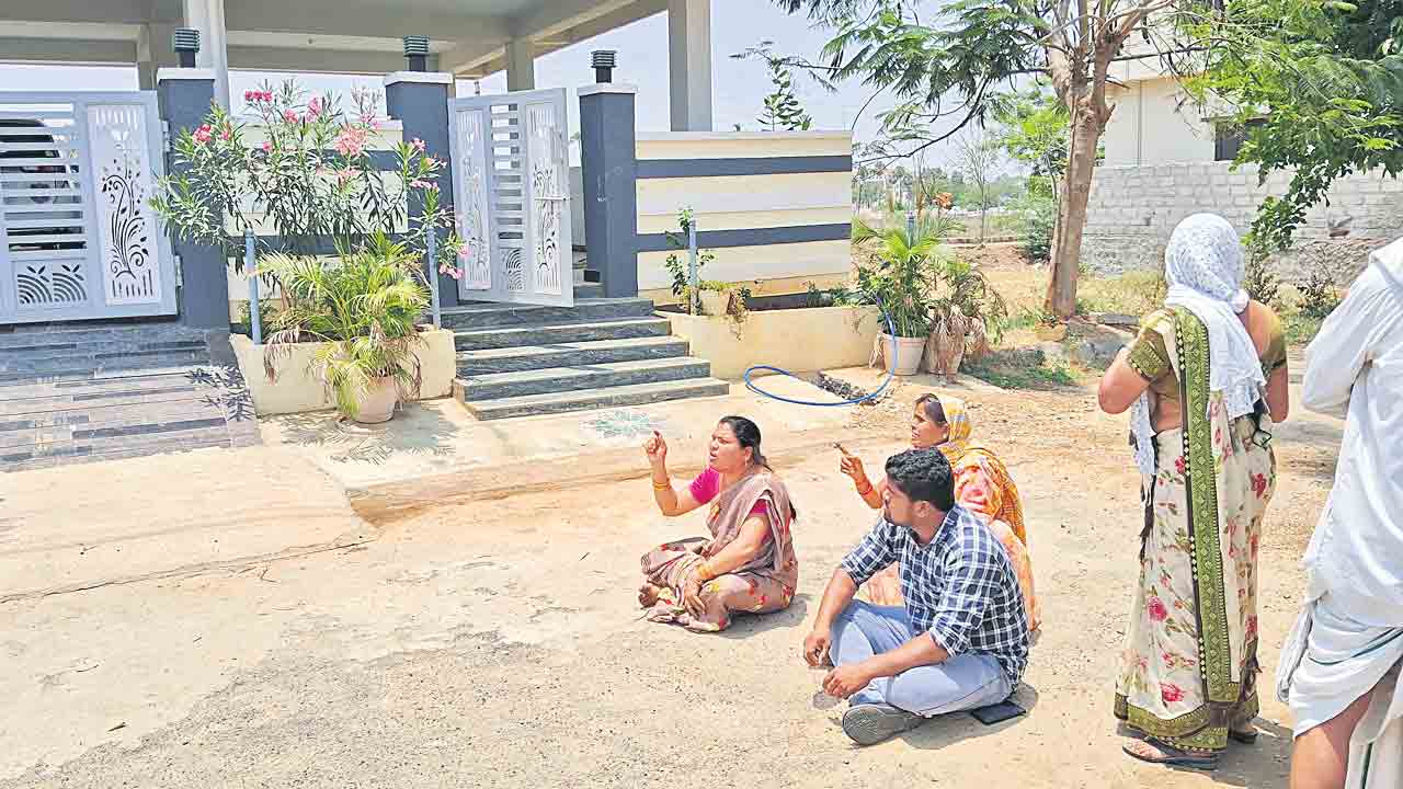 ఏఆర్‌ డీఎస్పీ ఇంటి ముందు ఆందోళన