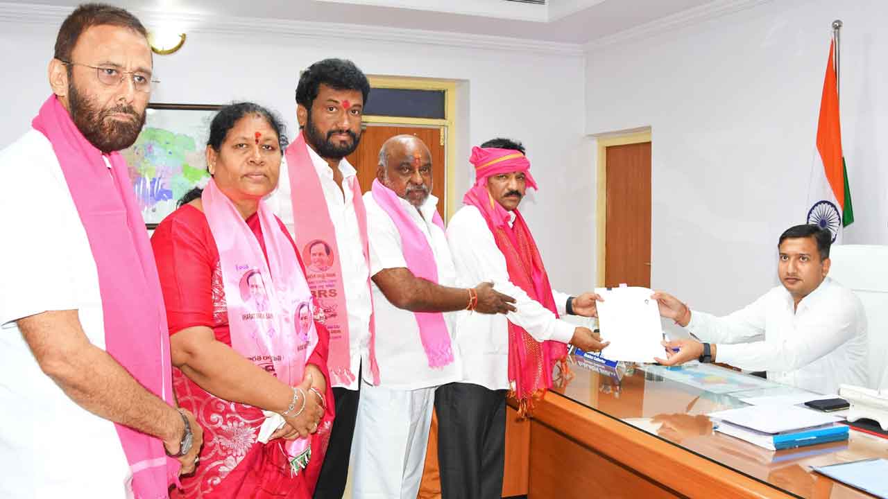 Atram Sakku | ఆదిలాబాద్‌ బీఆర్‌ఎస్‌ ఎంపీ అభ్యర్థిగా నామినేషన్‌ వేసిన ఆత్రం సక్కు