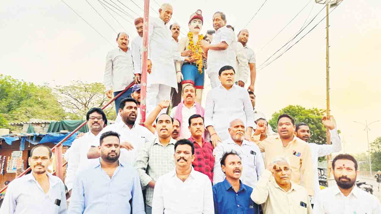 కాంగ్రెస్‌, బీజేపీలకు బుద్ధి చెప్పాలి