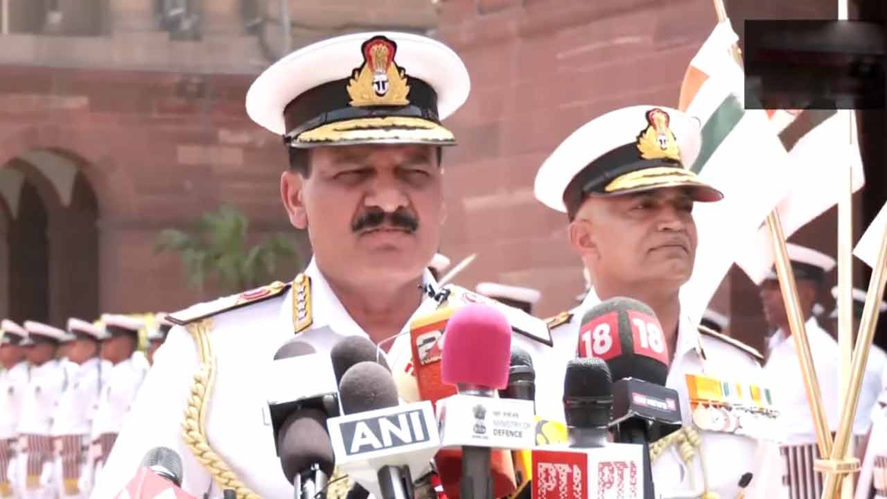 Dinesh Tripathi | అమ్మ కాళ్లకు వందనం.. ఇండియన్‌ నేవీ చీఫ్‌ వినమ్రత.. Video viral