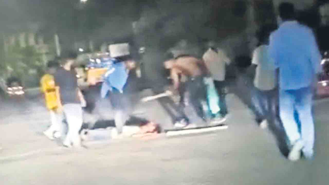 మందుబాబుల వీరంగం