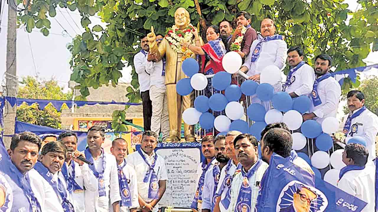 అంబేద్కర్‌ అడుగు జాడల్లో నడవాలి