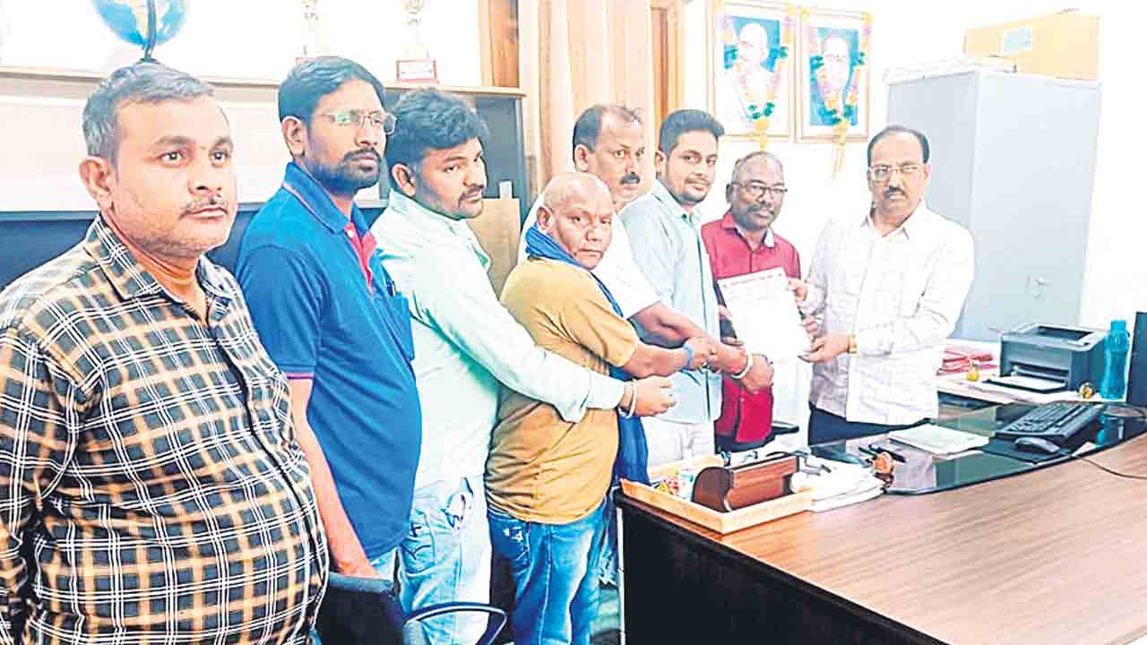 ఆటో డ్రైవర్లకు నెలకు రూ. 12 వేలు ఇవ్వాలి