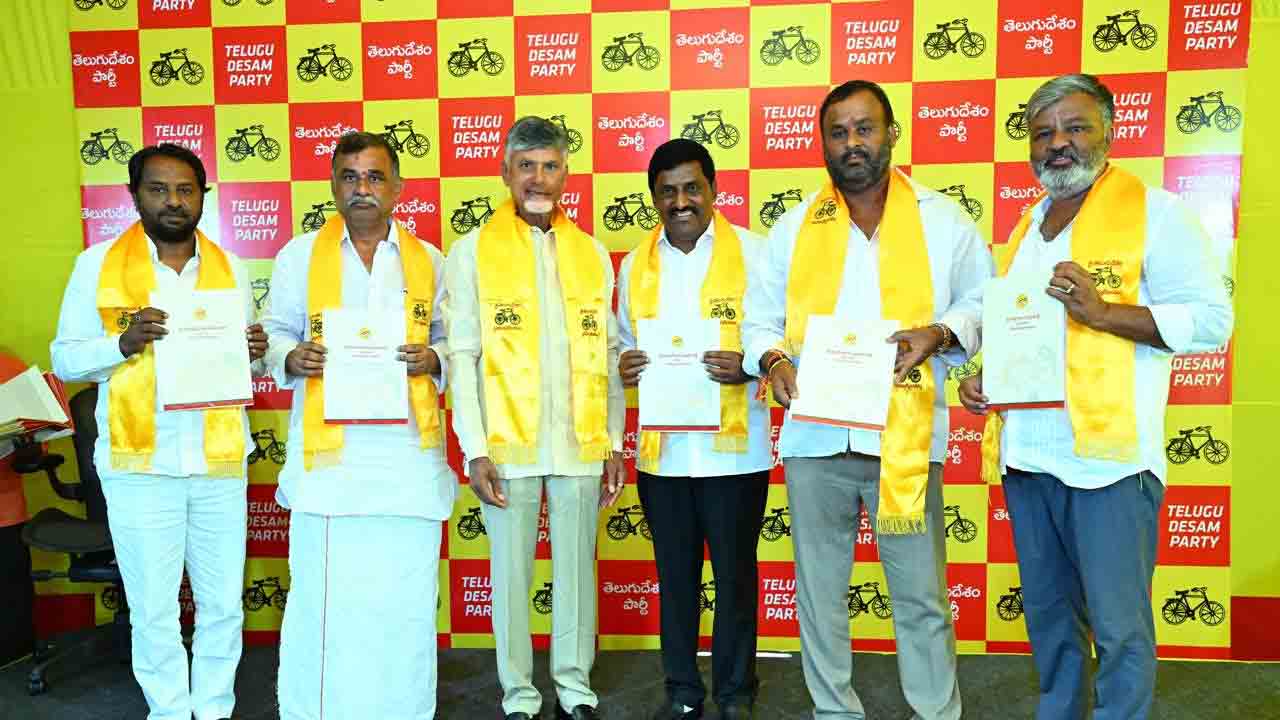 TDP B Forms | అభ్యర్థులకు బీ ఫారాలను అందజేసిన చంద్రబాబు