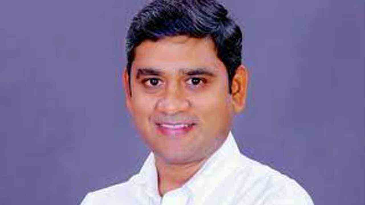 కాంగ్రెస్‌ నాయకుల అక్రమ వసూళ్లు