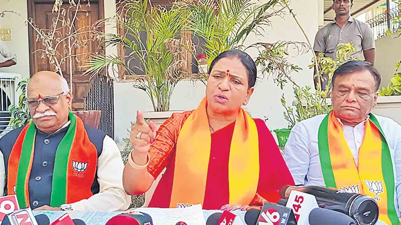 రేవంత్‌ ముఖ్యమంత్రా.. ప్రతిపక్షనాయకుడా..