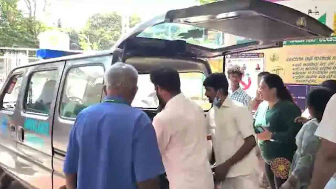 Shobha Karandlaje | కేంద్ర మంత్రి కారు ఢీకొట్టడంతో.. బస్సు కింద పడి బీజేపీ కార్యకర్త మృతి