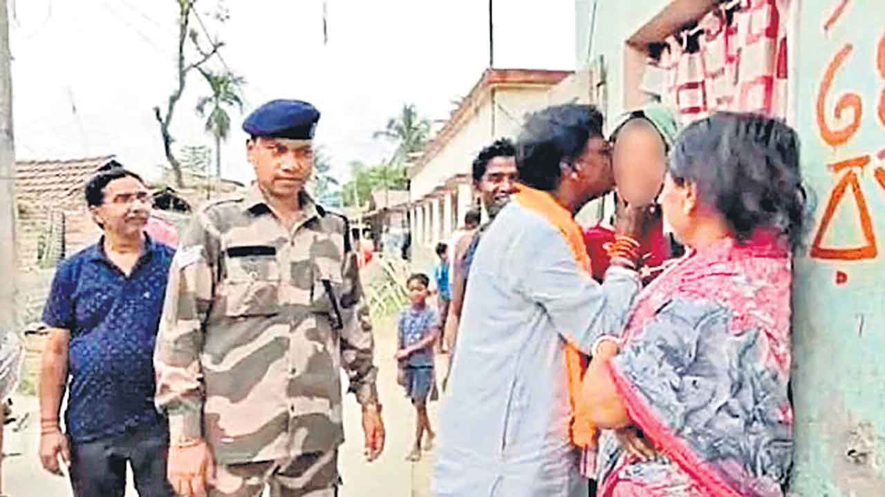 MP Khagen Murmu | ఇంటింటి ప్రచారానికి వెళ్లి.. యువతికి ముద్దు పెట్టిన బెంగాల్‌ బీజేపీ ఎంపీ