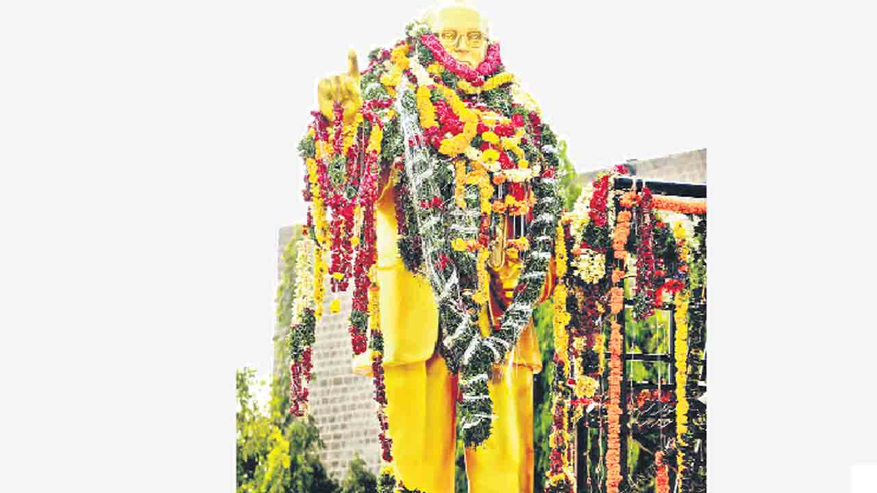 బాబా సాహెబ్‌కు పుష్పాంజలి