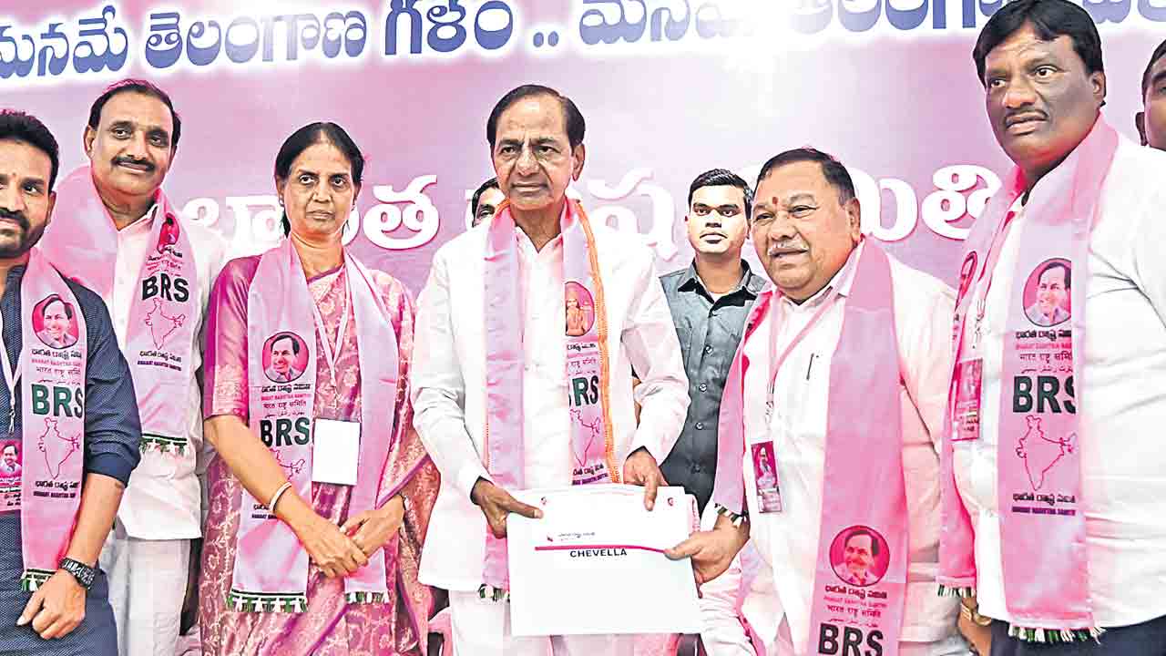 బీ-ఫామ్‌లు అందించిన కేసీఆర్‌