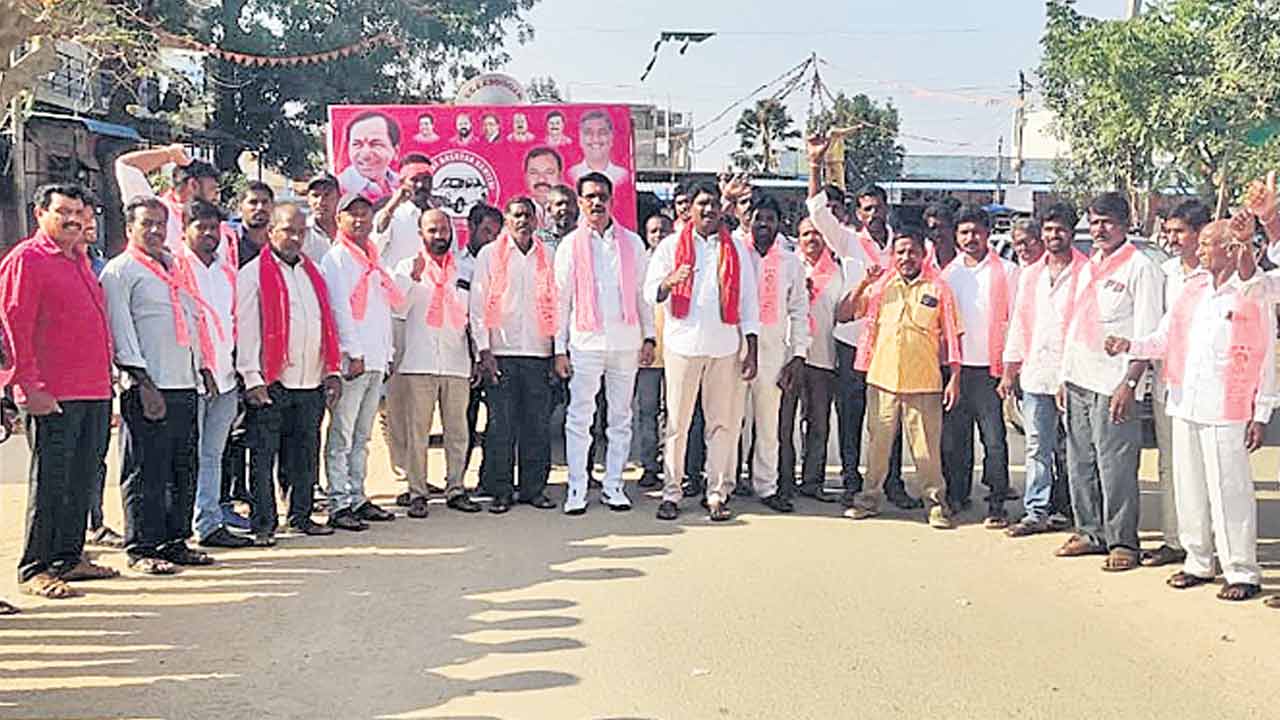 భువనగిరికి తరలిన బీఆర్‌ఎస్‌ శ్రేణులు