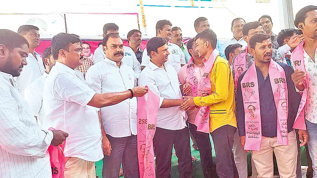 బీఆర్‌ఎస్‌లో చేరిన కాంగ్రెస్‌, బీజేపీ నేతలు