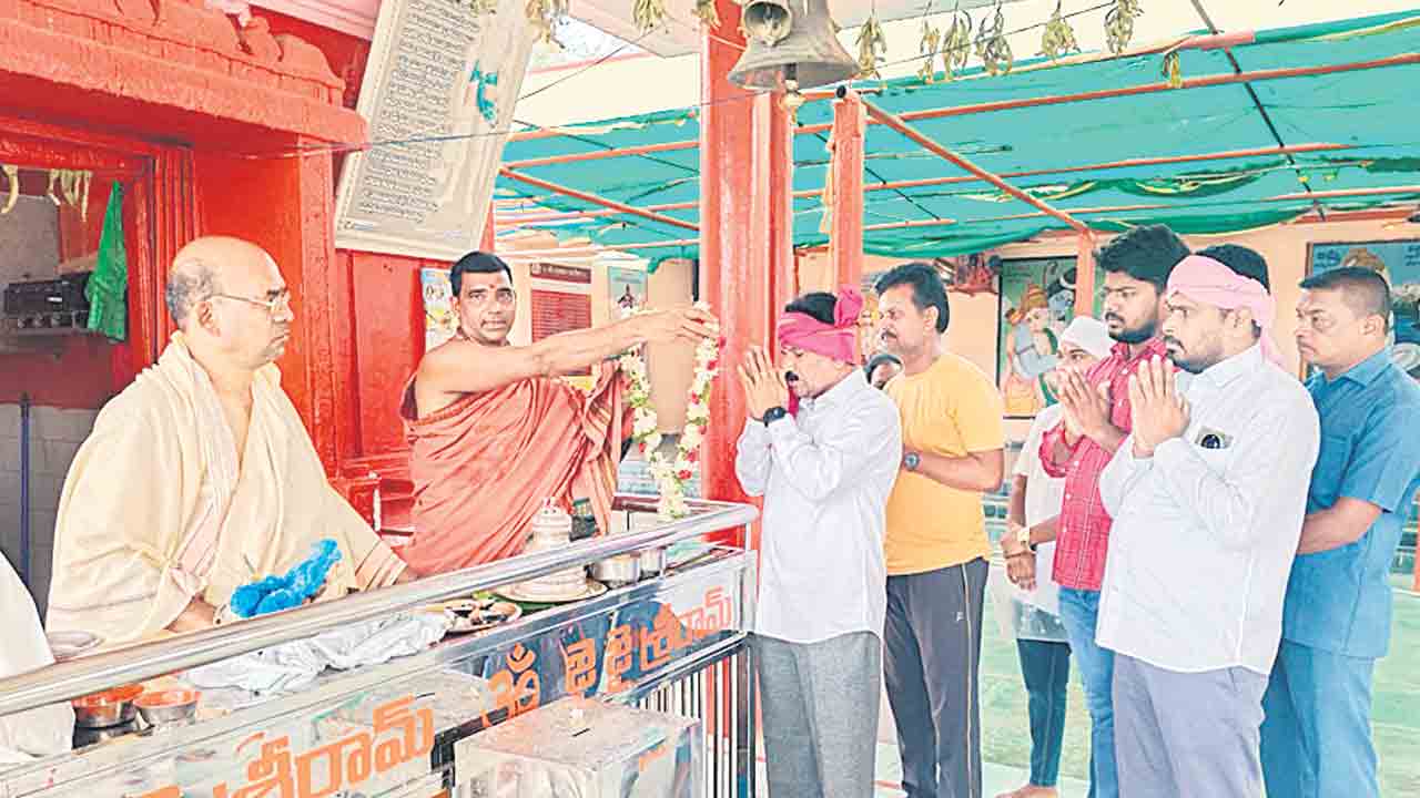 హనుమాన్‌ ఆలయంలో ఆత్రం సక్కు పూజలు