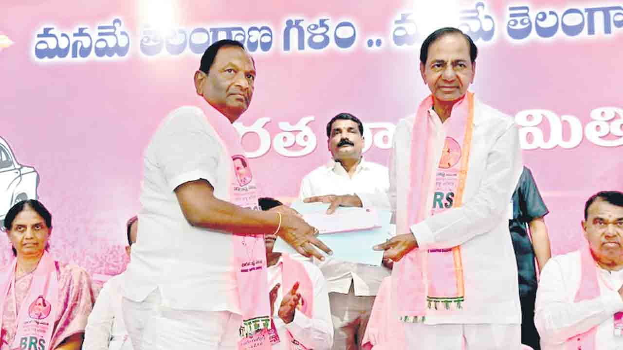 కొప్పులకు బీ-ఫారం అందజేసిన కేసీఆర్‌