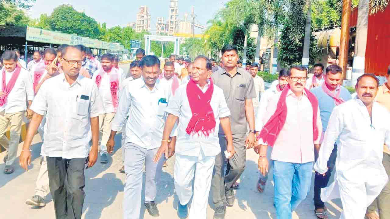 బడా వ్యాపారి కావాల్నా.. ప్రజా సేవకుడా..