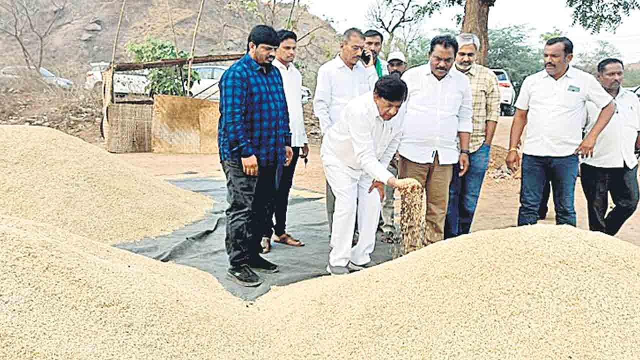 బోనస్‌ ఇవ్వాల్సి వస్తుందనే కొనుగోళ్లలో జాప్యం