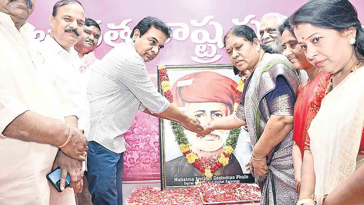 పూలేకు ఘన నివాళి