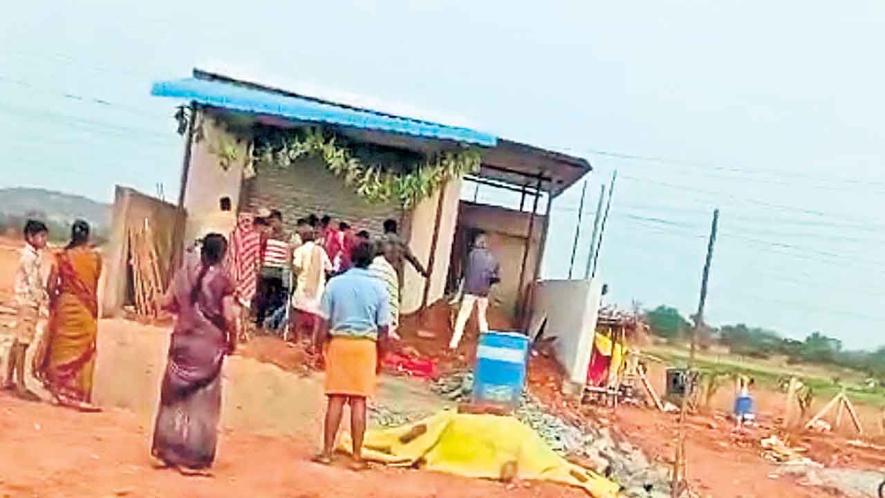 బీఆర్ఎస్ నేత ఇంటిపై దాయాదుల దాడి