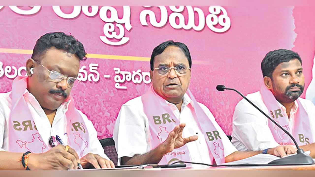 దొంగల ముఠా నాయకుడు రేవంత్‌రెడ్డి.. ఒక కులాన్నే ఎందుకు టార్గెట్‌ చేస్తున్నారు: బీఆర్‌ఎస్‌ నేతలు