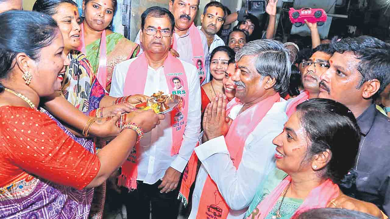 మంగళహారతులిచ్చి..