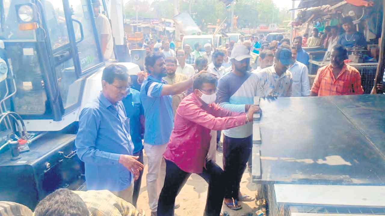 తాత్కాలిక కట్టడాల తొలగింపు సరే.. బహుళ అంతస్తుల సంగతేంటి?