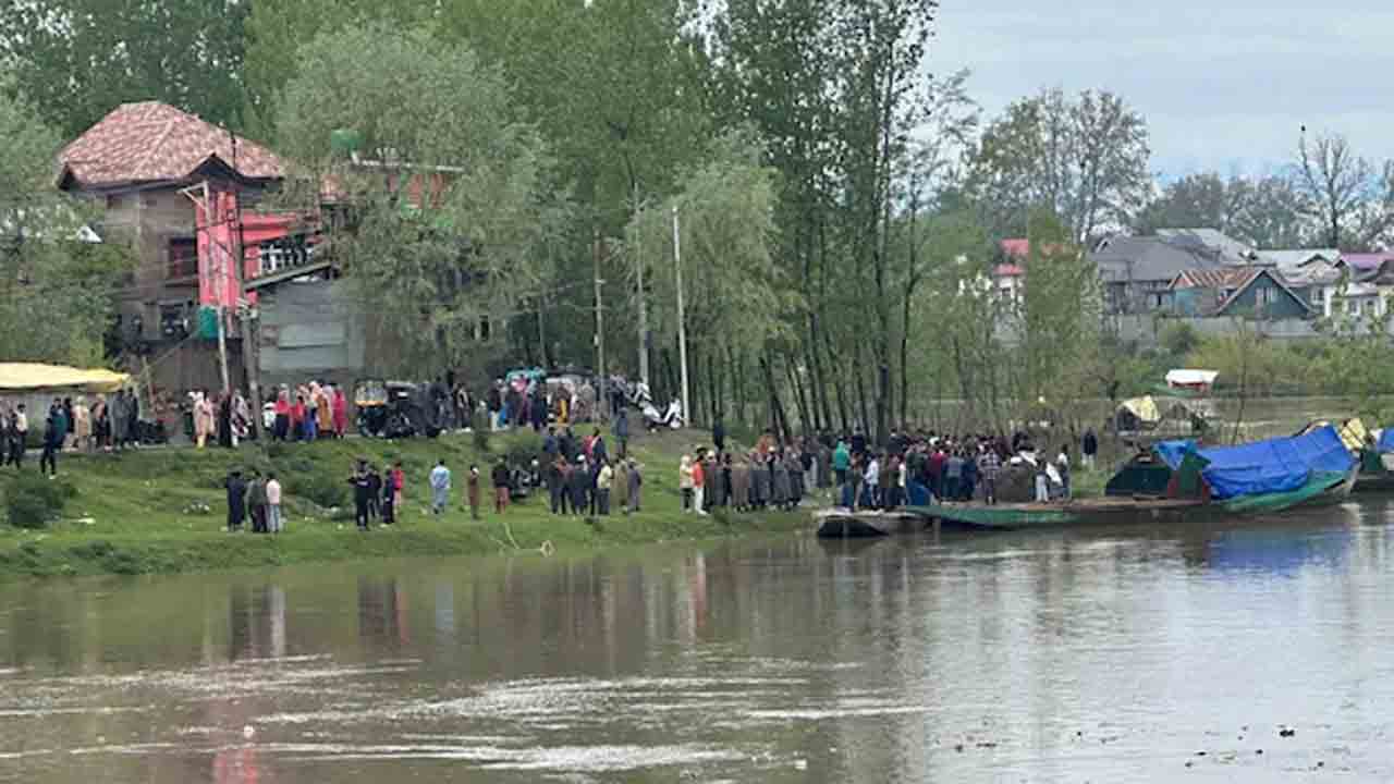 Srinagar | జీలం నదిలో పడవ బోల్తా.. నలుగురు మృతి
