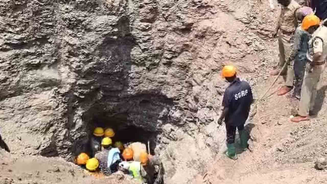 Borewell | 18 గంటల పాటు శ్రమించి.. బోర్‌వెల్‌లోపడిన రెండేళ్ల బాలుడిని రక్షించిన అధికారులు