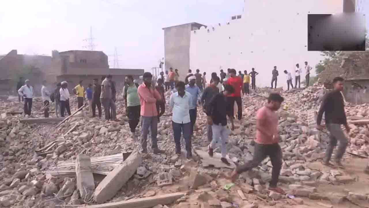 Building collapse | కుప్పకూలిన రెండంతస్తుల భవనం.. శిథిలాల కింద 25 మంది..!