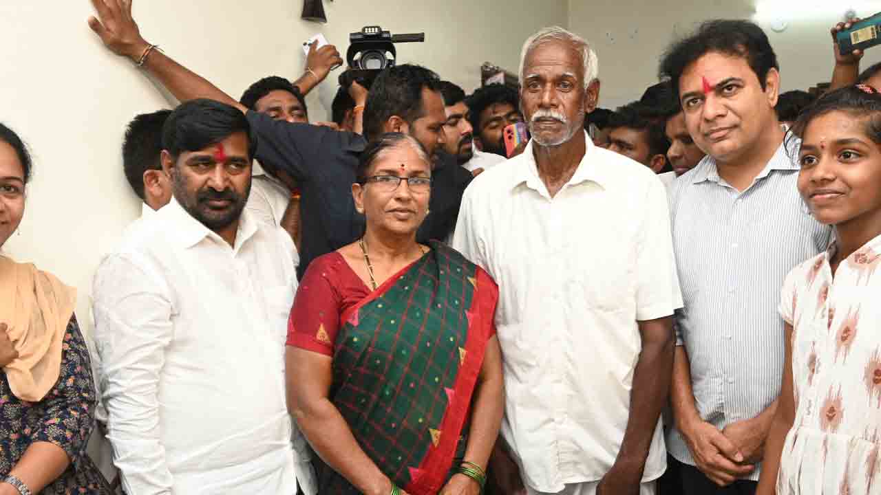 బోర్ల రాంరెడ్డి కుటుంబంతో కేటీఆర్ మాటామంతి
