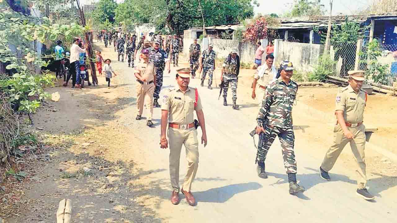 పోలీసుల కవాతు..