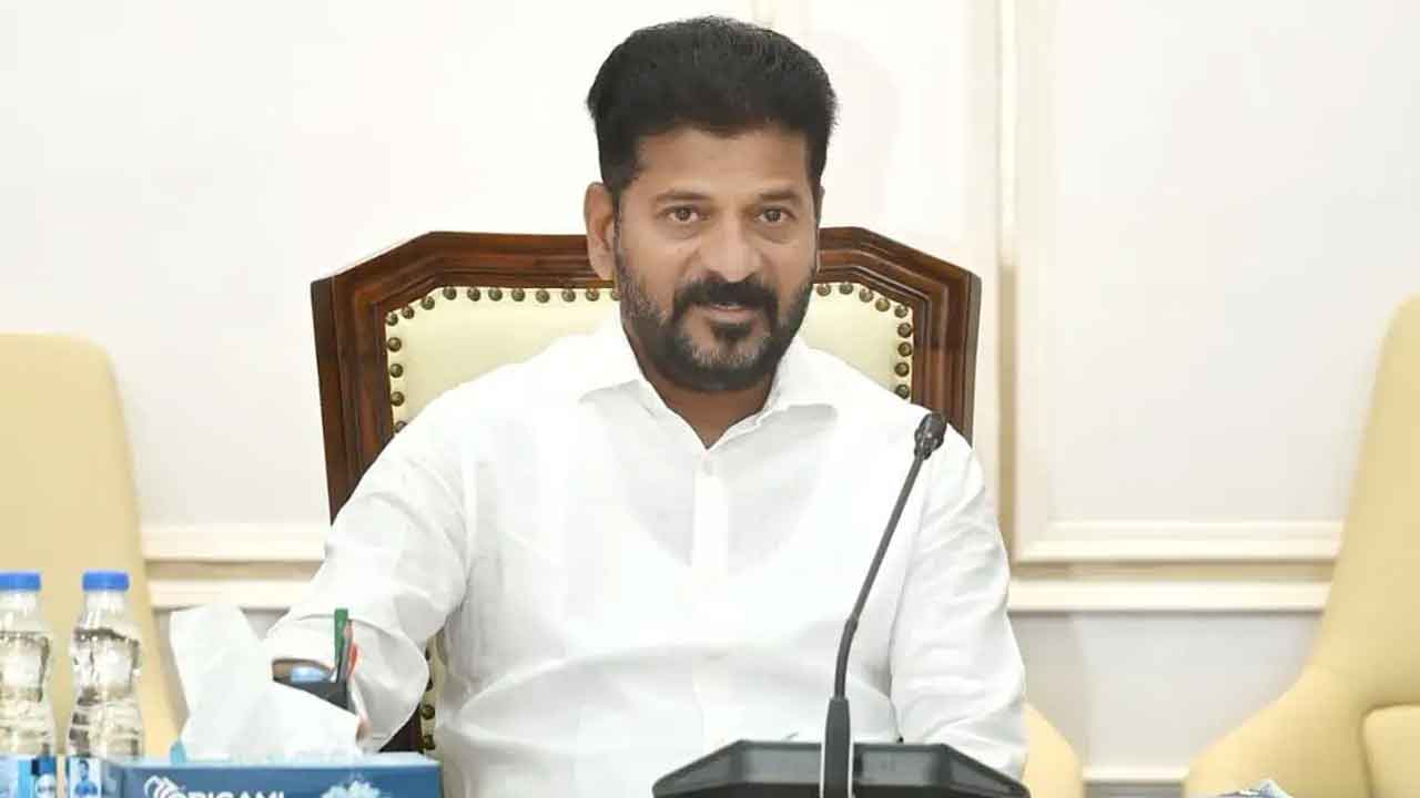 Paddy Procurement | తడిసిన ధాన్యం మార్కెట్కు తేవొద్దు.. కొనుగోలు కేంద్రాల్లో అమ్ముకోవాలంటూ రైతులకు జనగామ మార్కెట్ కమిటీ ఉచిత సలహా