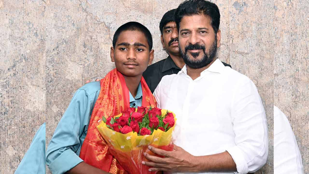 సాహస బాలుడికి సీఎం అభినందన