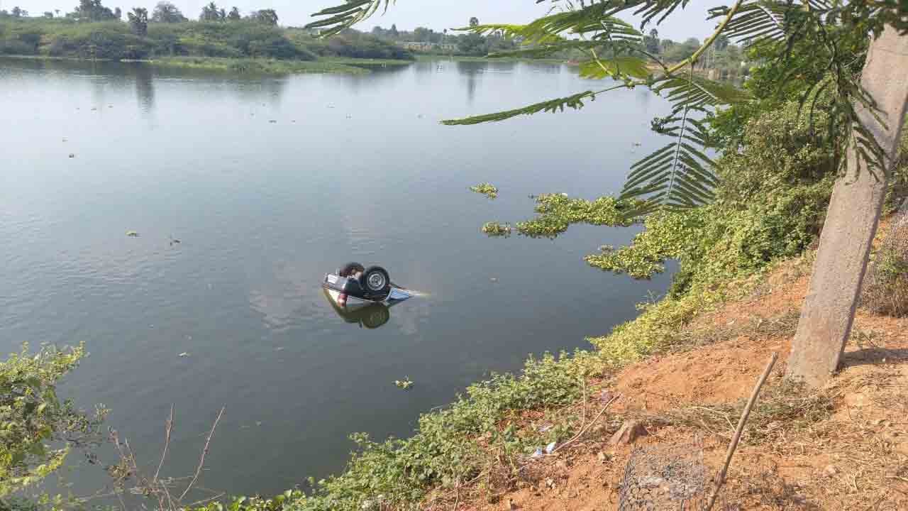 చెరువులోకి దూసుకెళ్లిన కారు