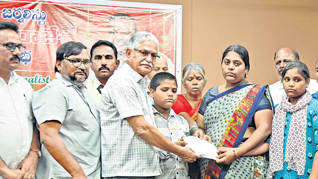 ఆందోళనకరస్థితిలో జర్నలిస్టుల జీవితాలు