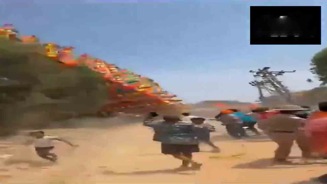 Chariot collapses | మద్దూరమ్మ జాతరలో రథం ఎలా కుప్పకూలిందో చూడండి.. Video