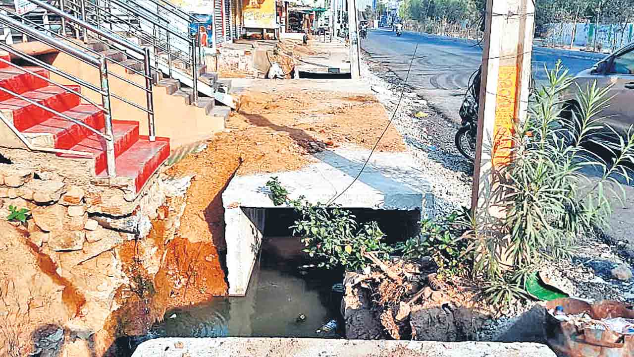 అసంపూర్తి పనులు.. అవస్థల్లో జనం