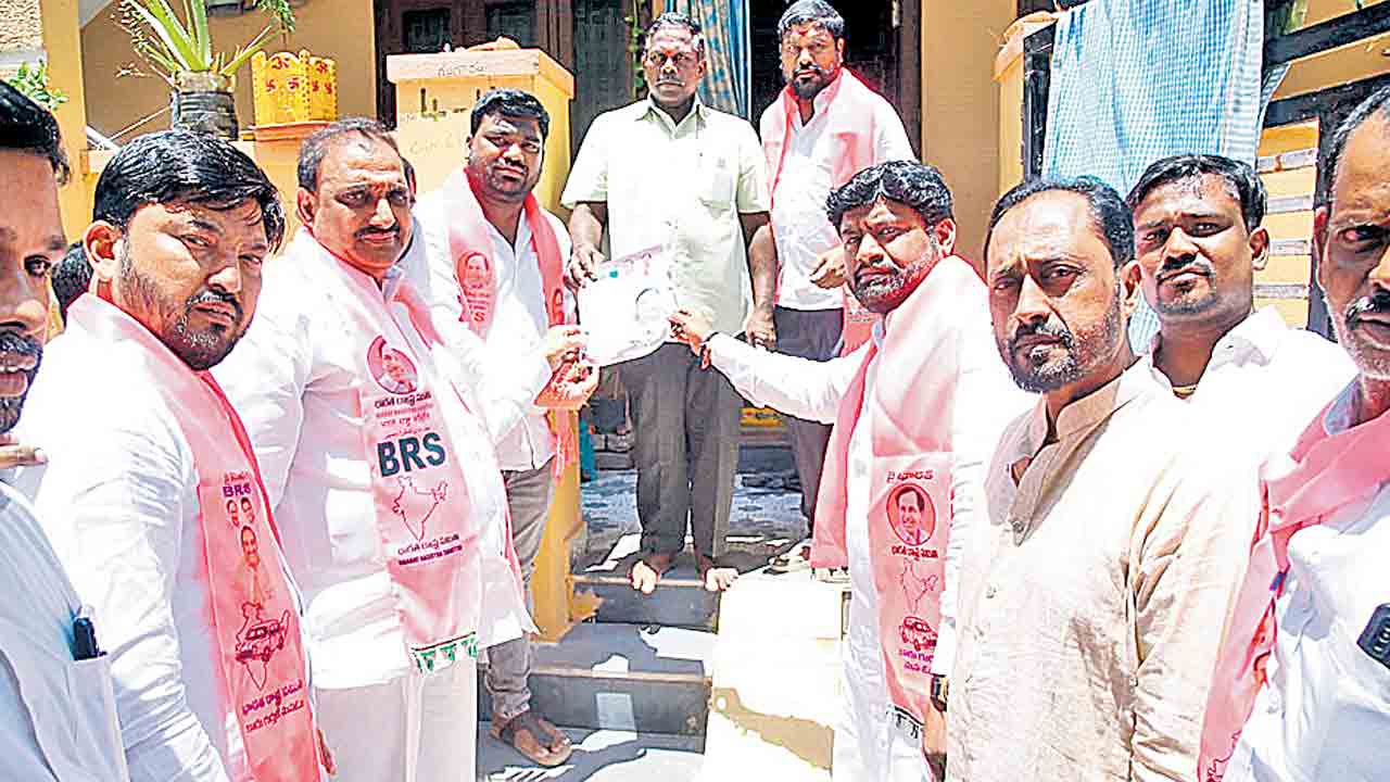 ఉచిత హామీలతో మభ్యపెట్టిన కాంగ్రెస్‌