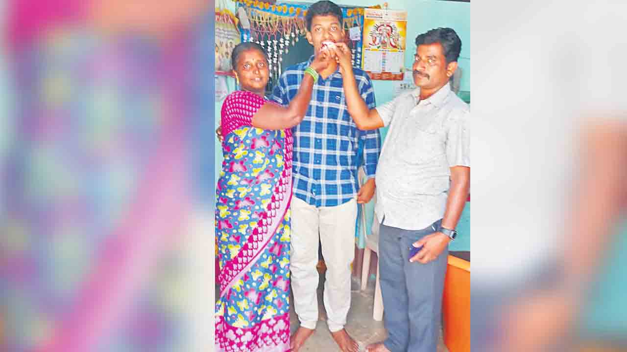 సివిల్స్‌లో మెరిసిన అఖిల్‌